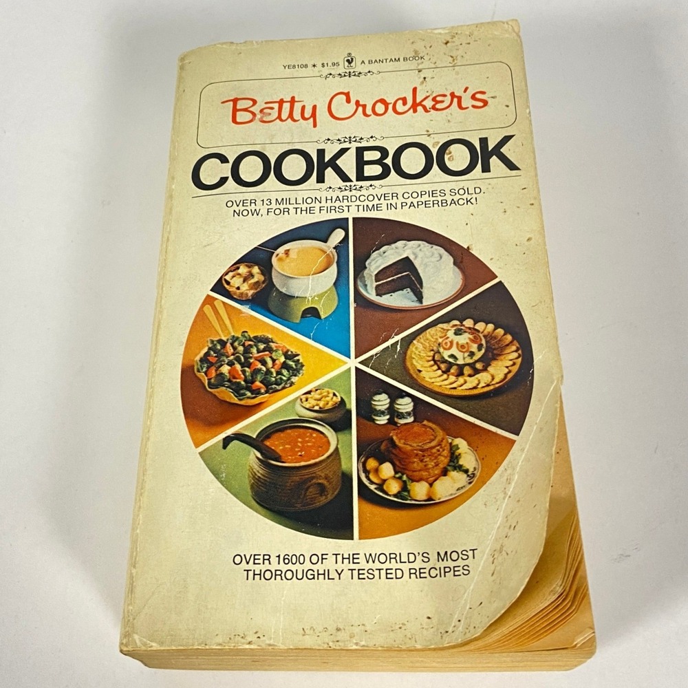 Vintage 1974 Betty Crocker's Cookbook Bantam Paperback 1600 Recipes Retro